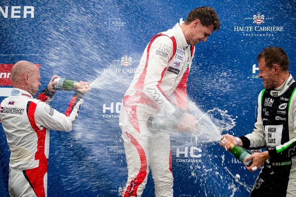 Nicolai Sylvest blev overdænget af champagne efter sejren.